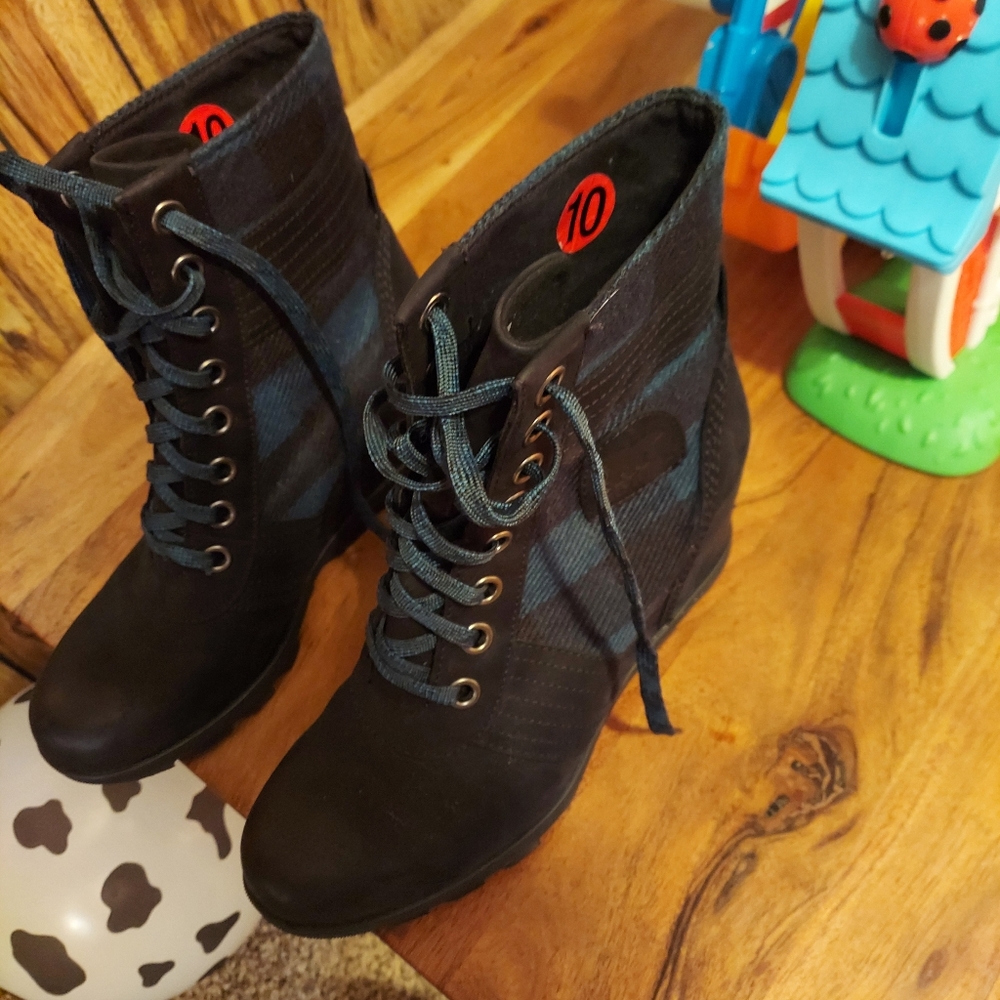 Sorel Lexie wedge boots
